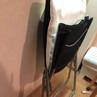 折り畳み白いラウンジチェア4脚【2脚はシート裂け部分アリ】終了の画像
