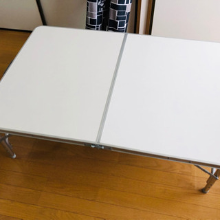 アウトドアテーブル＆チェアの画像