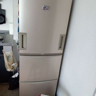 Sharp製3ドア冷蔵庫