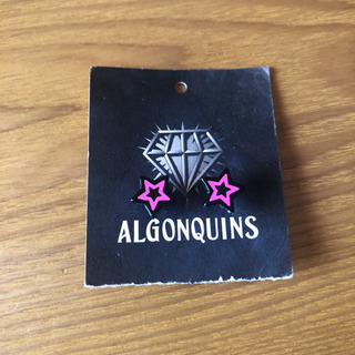 ALGONQUINSの両耳ピアスです