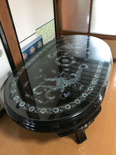 螺鈿細工のテーブル