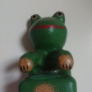 木彫りのカエルの画像