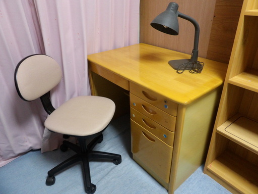 学習机、イス、電気スタンド