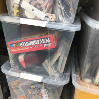 大量のおもちゃ、ハードケース入りギター、色々の画像