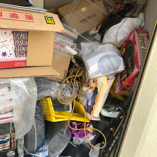 大量のおもちゃ、ハードケース入りギター、色々の画像