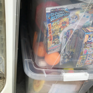 大量のおもちゃ、ハードケース入りギター、色々の画像