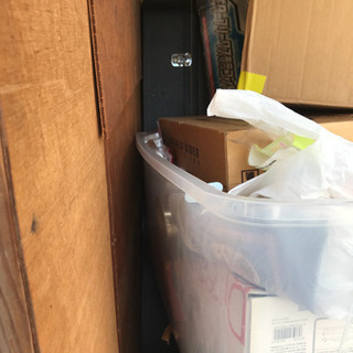 大量のおもちゃ、ハードケース入りギター、色々の画像