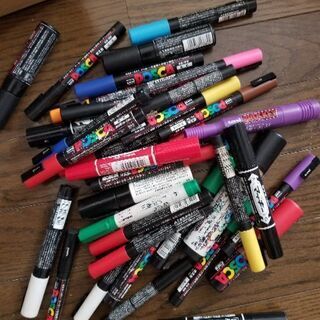 写真に写っているポスカなどセットでお譲りします！