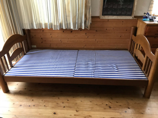 木製のシングルベッド