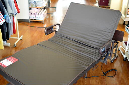 アテックスの収納式電動リクライニングベッド（AX-BE635N）