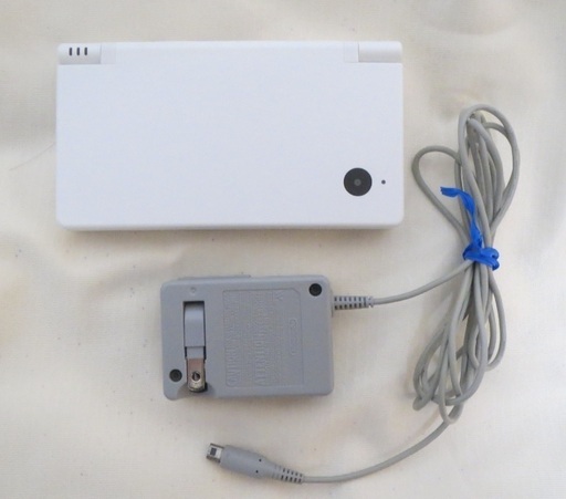 [取引中]【中古】DSi(白) + ソフト4本 + 充電器