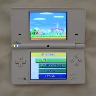 [取引中]【中古】DSi(白) + ソフト4本 + 充電器の画像