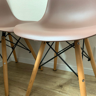 イス3点、テーブルの画像