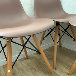 イス3点、テーブルの画像