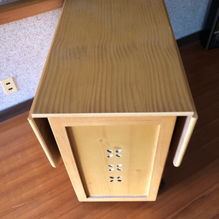 折りたたみ式サイドテーブルの画像