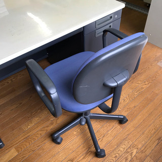椅子 イス 肘あり 事務用 PLUS ２台ありますの画像
