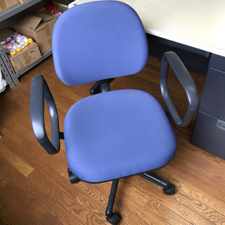 椅子 イス 肘あり 事務用 PLUS ２台あります