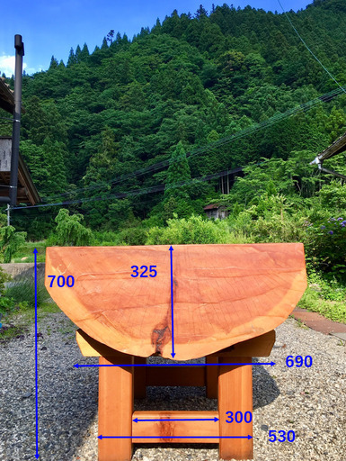 樹齢約500年の天然木を使った檜木テーブル