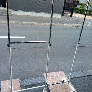大型ハンガーラック　白と黒の二点保管の画像