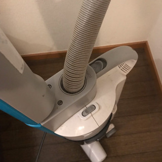 掃除機 + テーブルの画像