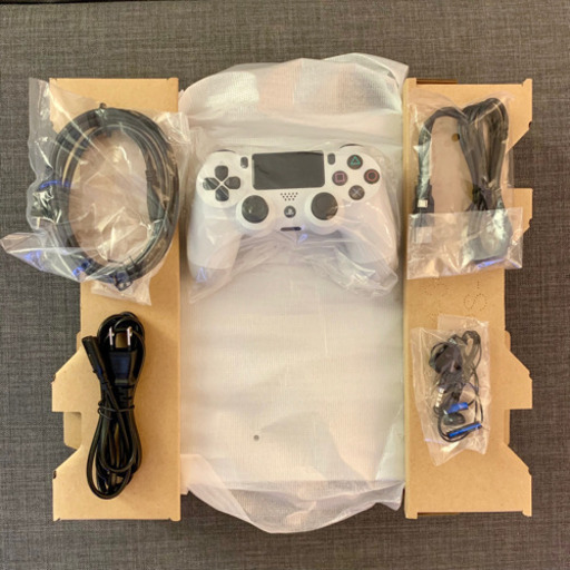 ほぼ新品！PlayStation®4 Pro グレイシャー・ホワイト 1TB
