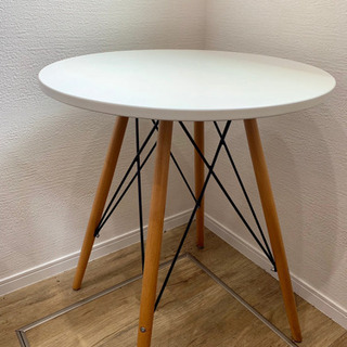 イス3点、テーブルの画像