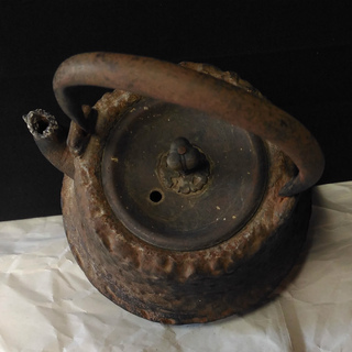 c025 鉄瓶 ④ 古い鉄瓶 口に傷みあり 鉄びん 小さめ 小さな鉄瓶 茶道具の画像