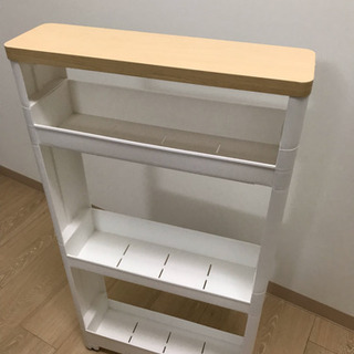 洗濯機横の洗剤置き棚の画像