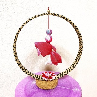 つまみ細工　７月２７日　ゆらゆら金魚の輪飾り