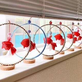 つまみ細工　７月２７日　ゆらゆら金魚の輪飾りの画像