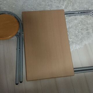 折り畳み式のテーブルとイスの画像