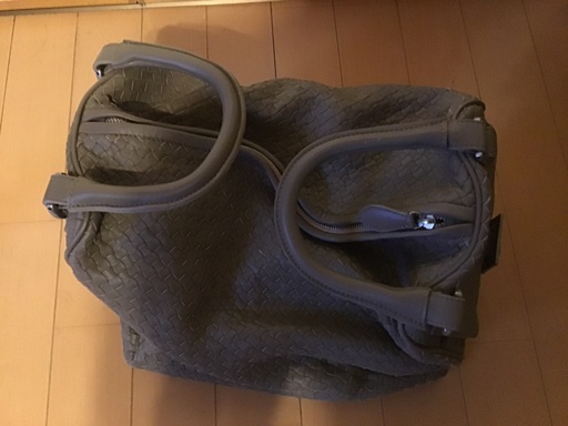 変わった形をしたセカンドバック