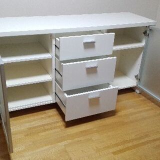 とってもしっかりした造りの食器棚　ロータイプ　幅139㎝の画像