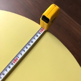 丸いテーブルです。の画像
