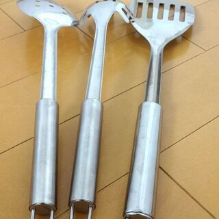 ■金属 ステンレスパスタサーバ スパゲティサーバー 穴あきお玉 スプーン レードル 湯豆腐 フライ返し 壁掛け 見せる収納 スパゲティー サーバ　キッチン 調理器具 キッチンツールの画像