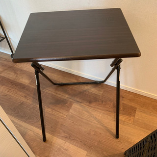 洗濯機・冷蔵庫・電子レンジ・テーブル二個の画像