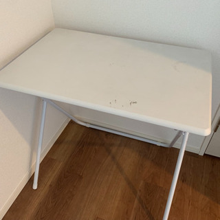 洗濯機・冷蔵庫・電子レンジ・テーブル二個の画像