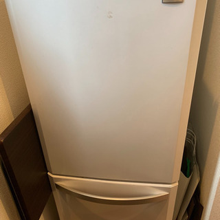 洗濯機・冷蔵庫・電子レンジ・テーブル二個の画像