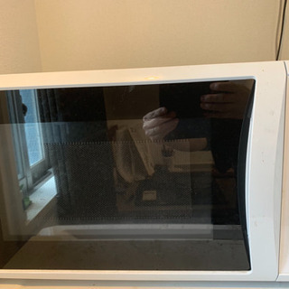 洗濯機・冷蔵庫・電子レンジ・テーブル二個の画像