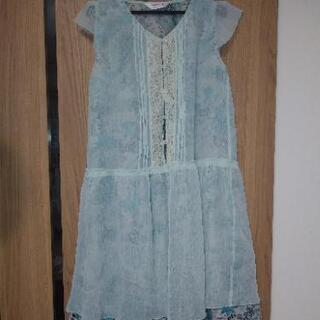 グリーンカラーのワンピース