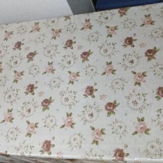 イケア　テーブル　椅子とクッション4本付の画像