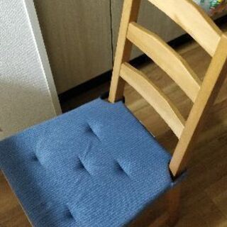 イケア　テーブル　椅子とクッション4本付の画像