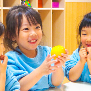 急募！【保育士・正社員/月給25万円～】バイリンガルを育てるプリスクールCosmo Global Kids 横浜馬車道の画像