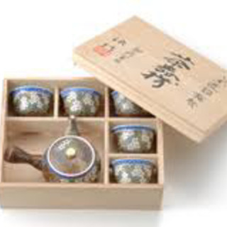 ご自宅で要らなくなった食器や押入れにしまった贈答品など引き取ります