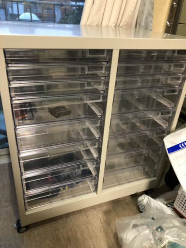 オフィスで使用するタイプの棚です。