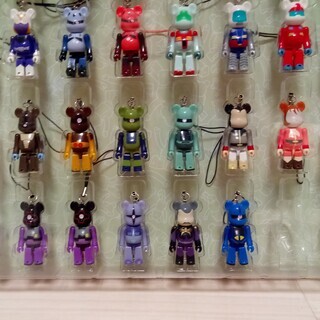 ベアブリック70％　ガンダム各種色々　専用ケース込みの画像