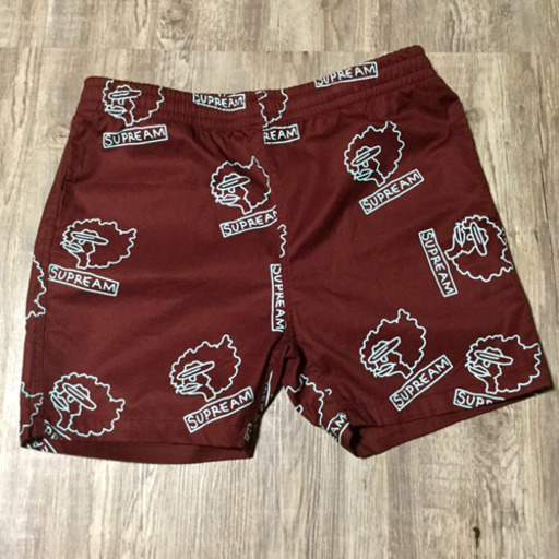 シュプリームのかわいいショートパンツです。試着の際に1度はきました。