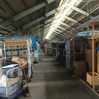当日払い可　時給1200円　交通費一律1000円　倉庫内のカゴ台車等の移動、商品の移動と簡単な掃き掃除の画像
