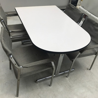 テーブル1、椅子4セットです