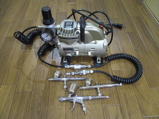 エアーブラシ3本　コンプレッサー　その他　　おまけで塗料、溶剤、その他お付けします